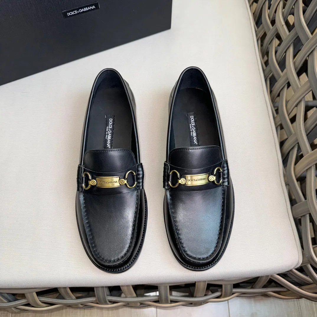 💰¥960 D&G cowhide moccasin loafers for men｜Embellished with DG hardware nameplate｜Made of imported calfskin｜Retro and shiny texture complement each other｜Release charming tones to outline a confident posture｜Imported calfskin + cowhide lining + Italian leather outsole Size: 39-44 (38.45 custom-made)